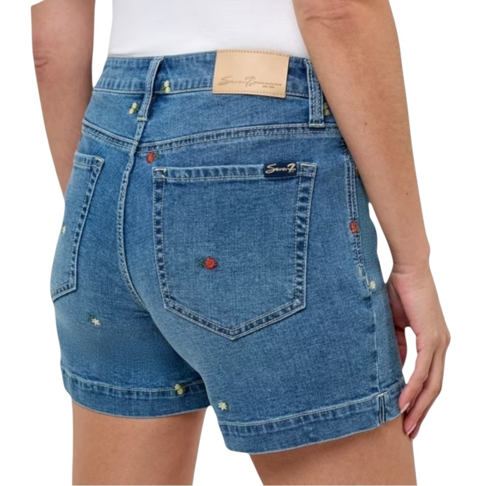 NWOT Seven7 Weekend Shorts Size 10 Blue Denim Embroidered Floral Accents